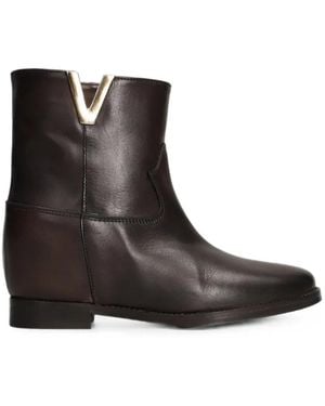 Julie Dee V-Plaque Leather Boots - Black