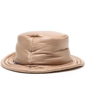 Maison Mihara Yasuhiro Padded Logo-Tag Bucket Hat - Natural