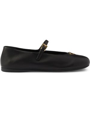ブラック Prada フラットシューズ レディース | Lyst