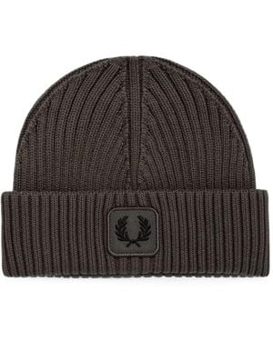 Fred Perry Ribbed-Knit Logo-Patch Beanie Hat - Brown