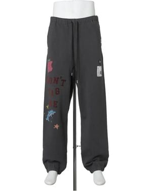 Maison Mihara Yasuhiro Pantalones De Chándal Con Garabatos Estampados - Gris