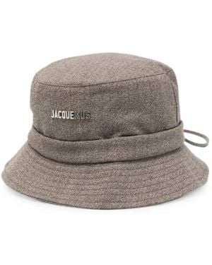 Jacquemus Logo-Plaque Drawstring Bucket Hat - Gray