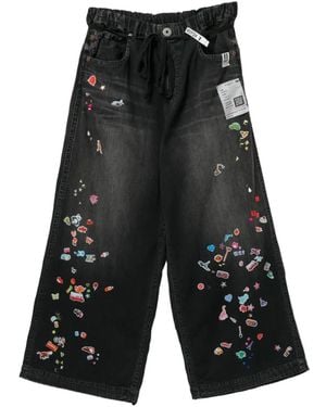 Maison Mihara Yasuhiro Vaqueros Con Pegatinas Estampadas - Gris