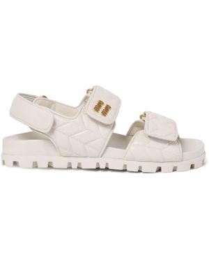 Miu Miu Matelassé Sandalen Met Logoplakkaat - Naturel