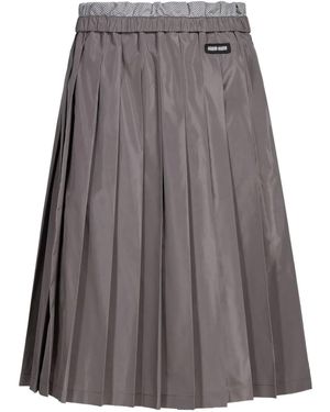 Miu Miu Falda plisada con logo - Gris
