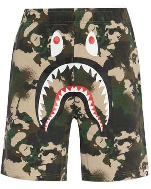 A Bathing Ape Camouflage-Shorts mit Haikopf - Grün