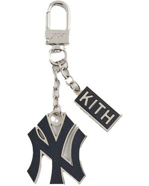 Kith X New York Yankees Logo-Plaque Keyring - White