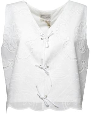 FRONT STREET 8 V-Neck Floral-Embroidered Top - White