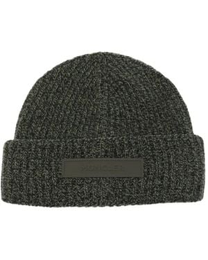 Moncler Logo-Patch Ribbed-Knit Beanie - Verde