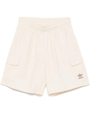 adidas ポケットディテール ショートパンツ - ナチュラル
