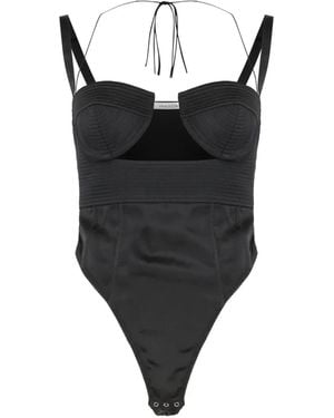 Anna October Schwarze Figur