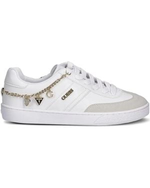 Guess Baskets À Détail De Breloque - White