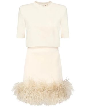 The Archivia Conjunto De Falda Ember Con Ribete De Plumas - Blanco