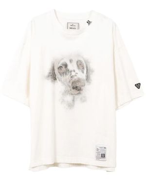 Maison Mihara Yasuhiro T-Shirt Met Hondenprint En Tekst - Wit