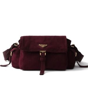 Prada Mittelgroße Explore Wildleder-Schultertasche mit Schnallenverschluss - Lila