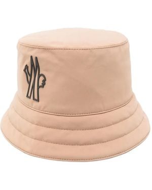 Moncler Cappello Bucket Con Placca Logo - Neutro