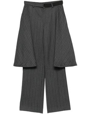 Sacai Pantalones Con Estampado De Rayas Diplomáticas Y Detalle De Peplum - Gris