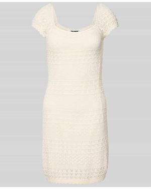 Review Strickkleid mit Strukturmuster und Wellensaum - Weiß
