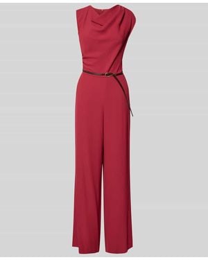 Jake*s Jumpsuit mit Wasserfall-Ausschnitt und Gürtel - Rot