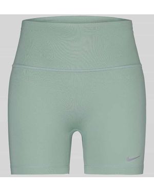 Nike Eng anliegende Sportshorts mit Logo-Print Modell 'Tempo' - Grün