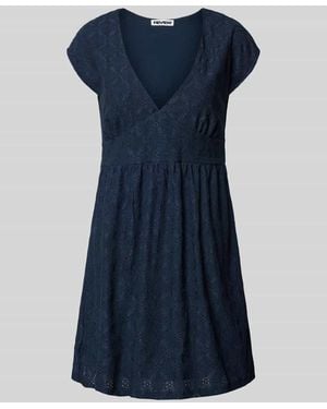Review Kurzes Kleid mit V-Ausschnitt, Lochstickerei und großer Schleife - Blau