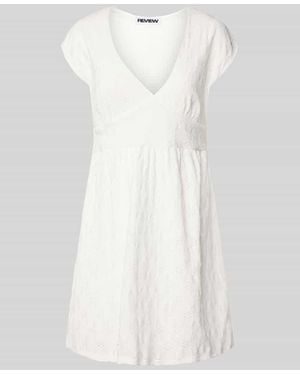 Review Kurzes Kleid mit V-Ausschnitt, Lochstickerei und großer Schleife - Weiß