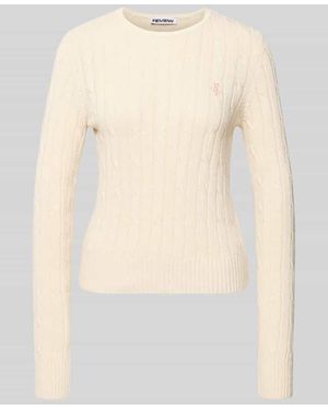 Review Strickpullover mit Zopfmuster und Label-Stitching - Natur