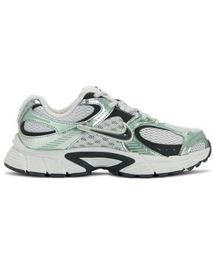 Nike V5 Rnr Reflective Accent Sneaker - Multicolor