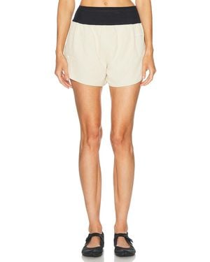 On Shoes Performance Volt Short - White