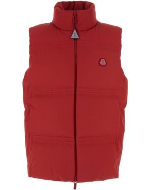 Moncler Genius 'Sparky' Sleeveless Down Jacket With Slogan Print On The Collar And Logo Patch On The Front - Red
