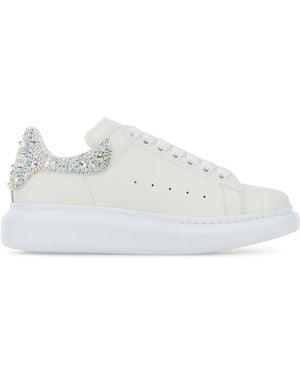McQueen Sneakers in pelle bianca con tallone in pelle scamosciata decorata - Bianco