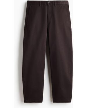 H&M Chino mit Barrel Leg in Relaxed Fit - Braun