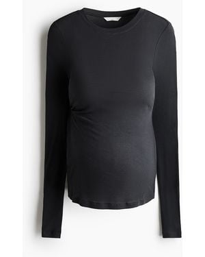 H&M Geripptes MAMA-Shirt aus Pima-Baumwolle - Schwarz