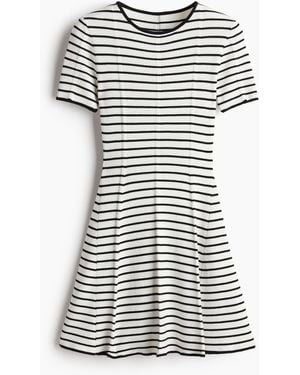 H&M Ausgestelltes Kleid aus Rippstrick - Weiß