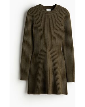 H&M Geripptes Strickkleid - Grün