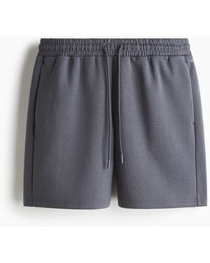 H&M Halblange Sportshorts mit DryMoveTM - Grau