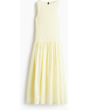 H&M Gesmoktes Kleid aus Seersucker - Weiß