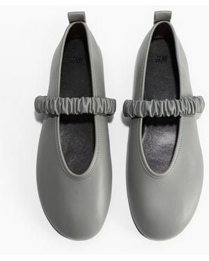 H&M Ballerinas mit Scrunchie-Riemen - Grau