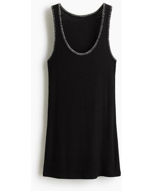 H&M Geripptes Strickkleid - Schwarz