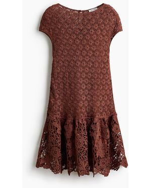 H&M Kleid mit ausgestelltem Jupe im Häkellook - Braun