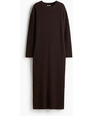 H&M Geripptes Strickkleid - Schwarz