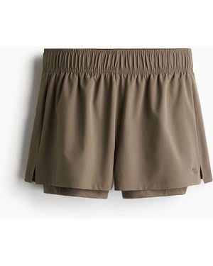 H&M Doppellagige Laufshorts mit DryMoveTM - Braun