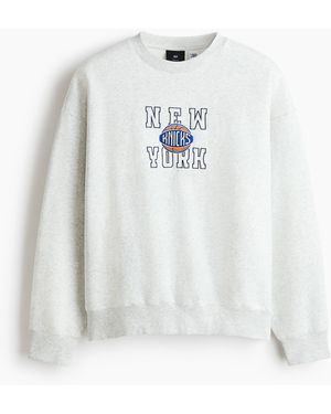 H&M Bedrucktes Sweatshirt in Oversized Fit - Weiß