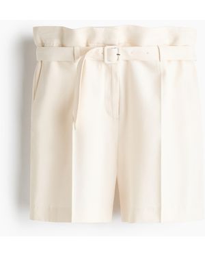 H&M Shorts aus Viskosegemisch mit Gürtel - Weiß
