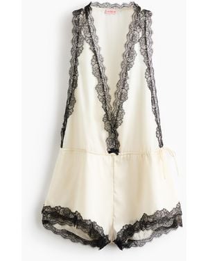 H&M Kurzer Jumpsuit aus Satin mit Spitzenbesatz - Weiß