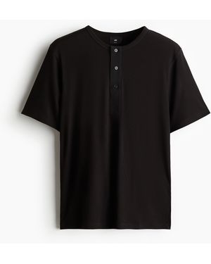 H&M Geripptes T-Shirt in Slim Fit - Schwarz