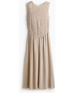 H&M Rückenfreies Kleid mit gesmoktem Oberteil - Natur
