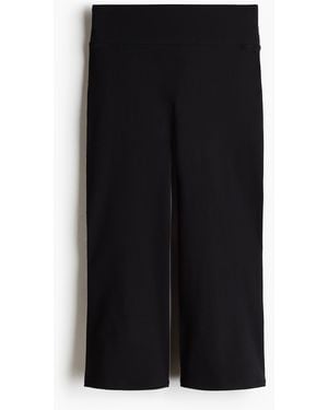 H&M Ausgestellte Capri-Sportleggings mit SoftMove - Schwarz