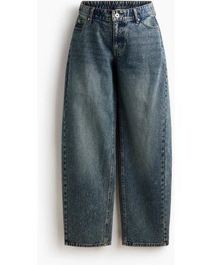 H&M MAMA Jeans mit Barrel Leg - Blau