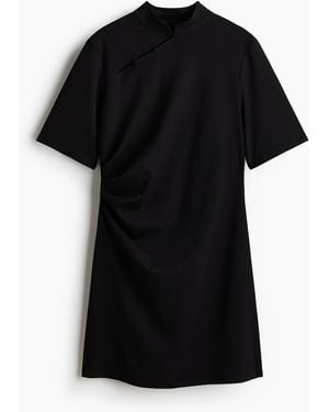 H&M Drapiertes Kleid mit Knopfdetail - Schwarz